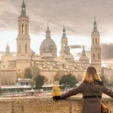 Kobieta podziwia Bazylikę del Pilar nad rzeką Ebro w Saragossie.