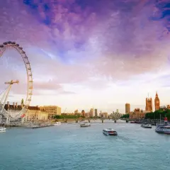 Zachód słońca nad Tamizą, z widokiem na London Eye i Parlament.