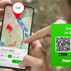 Smartfon z mapą turystyczną Polski, pokazującą szlak na Babiej Górze. Obok zielony panel z kodami QR do pobrania aplikacji MAPY.COM.
