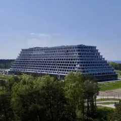 Nowy hotel Gołębiewski w Pobierowie, z tarasami schodzącymi ku morzu, w otoczeniu lasu. Kiedy otwarcie?
