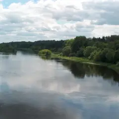 Przez jakie miasta przepływa rzeka Narew? Odkryj fascynujące miejsca