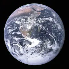 Widok Ziemi z kosmosu. Kontynenty Afryki i Antarktydy są widoczne wśród chmur i oceanów. Tak wygląda nasza planeta.