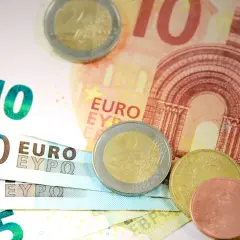Banknoty 10, 20 i 5 euro oraz monety euro, czyli waluta w Portugalii.