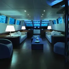 Luksusowy salon z widokiem na podwodny świat. To wnętrze, jak z najdroższego hotelu na świecie, zachwyca panoramicznymi oknami ukazującymi życie morskie.