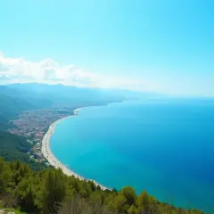 Widok na wybrzeże z miastem i plażą nad turkusowym morzem. To piękny krajobraz, który pokazuje, nad jakim morzem leży Turcja.
