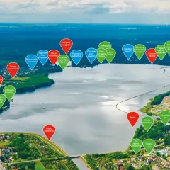 Widok na Jezioro Rybnickie z zaznaczonymi atrakcjami: plaże, restauracje, sporty wodne, trasy rowerowe i punkty wędkarskie.