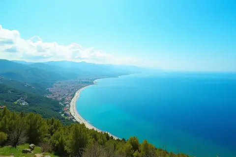 Widok na wybrzeże z miastem i plażą nad turkusowym morzem. To piękny krajobraz, który pokazuje, nad jakim morzem leży Turcja.
