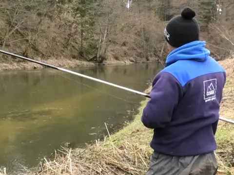 Na co łowić klenie w rzece? Najlepsze przynęty i techniki łowienia