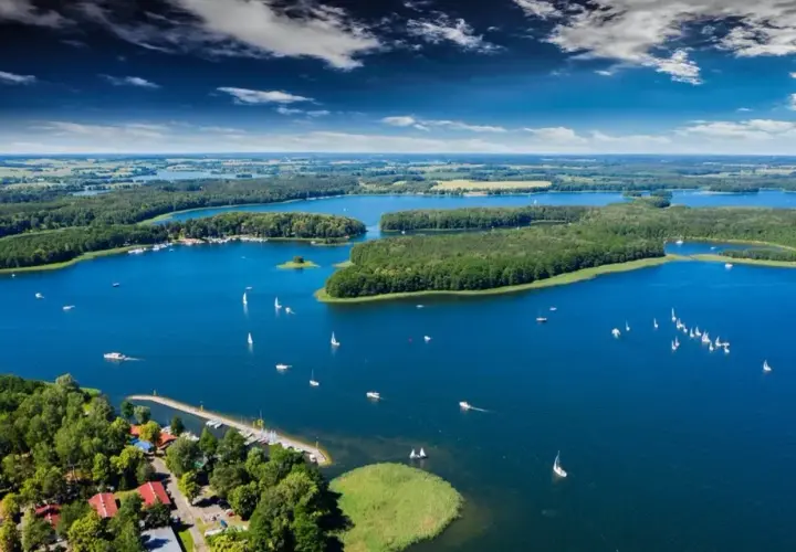 Gdzie leżą Mazury? Odkryj piękno tej malowniczej krainy w Polsce