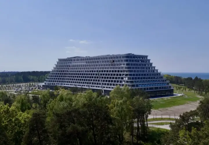 Nowy hotel Gołębiewski w Pobierowie, z tarasami schodzącymi ku morzu, w otoczeniu lasu. Kiedy otwarcie?