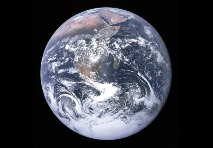 Widok Ziemi z kosmosu. Kontynenty Afryki i Antarktydy są widoczne wśród chmur i oceanów. Tak wygląda nasza planeta.