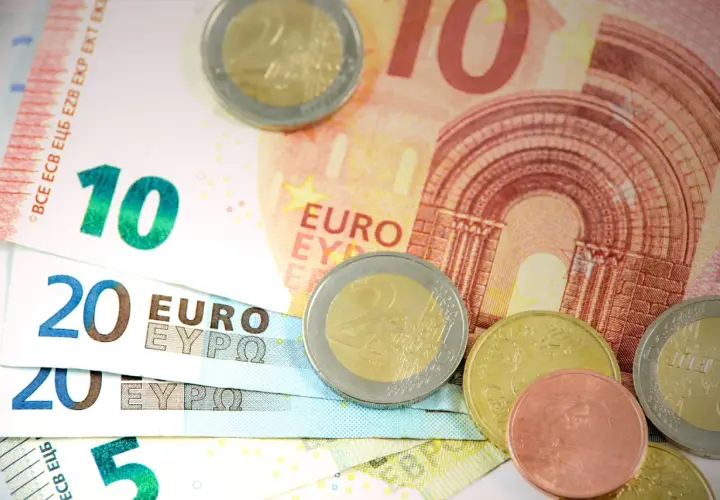 Banknoty 10, 20 i 5 euro oraz monety euro, czyli waluta w Portugalii.