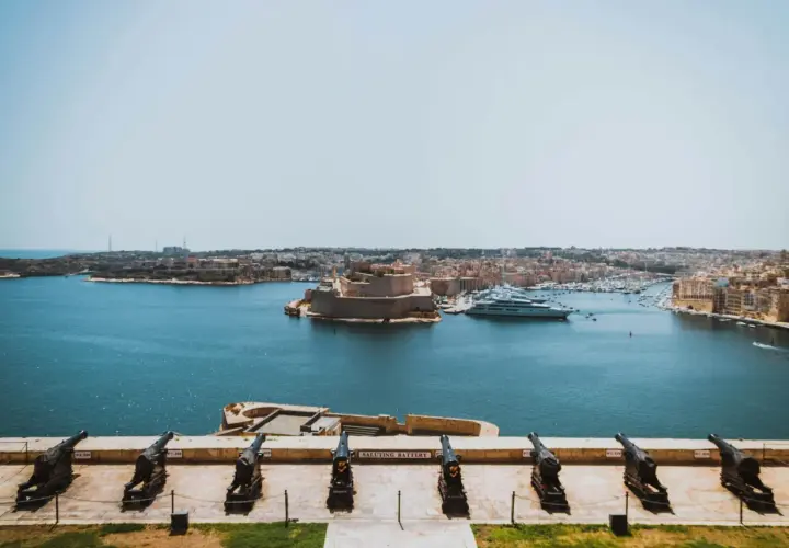 Malta wyspa, do której należy ta malownicza panorama z armatami, fortecą i luksusowymi jachtami, to perła Morza Śródziemnego.