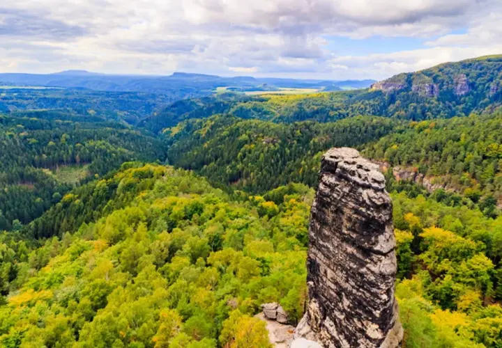 Malowniczy krajobraz Czech z dominującą skalną formacją. Wśród zielonych lasów i wzgórz kryją się ciekawe ciekawostki o Czechach.
