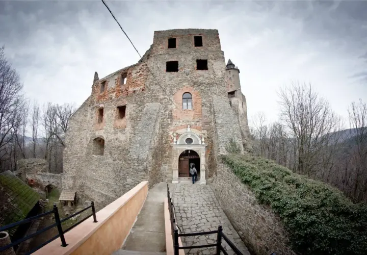 Zamek Grodno i Jezioro Bystrzyckie - odkryj ich fascynującą historię