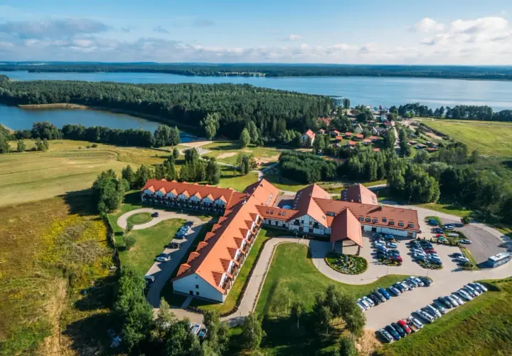 Hotele SPA na Mazurach – jak znaleźć miejsce, które łączy relaks, komfort i atrakcje dla bliskich