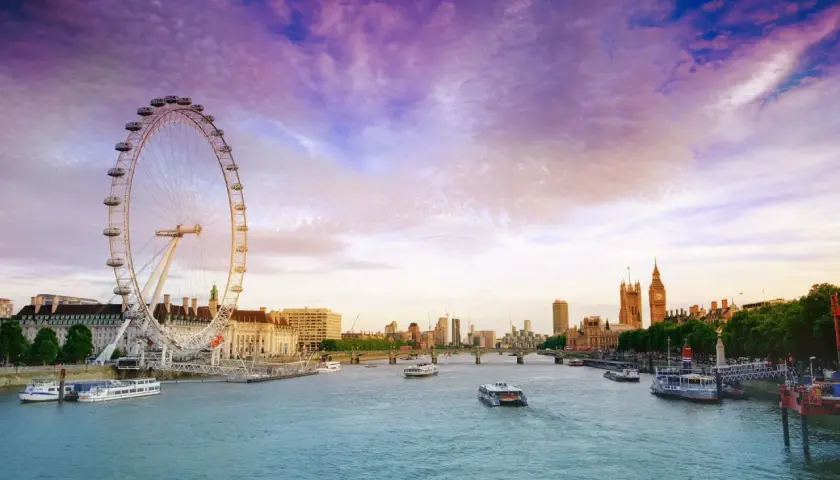 Zachód słońca nad Tamizą, z widokiem na London Eye i Parlament.