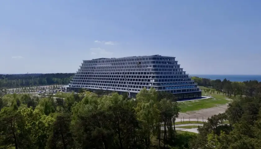Nowy hotel Gołębiewski w Pobierowie, z tarasami schodzącymi ku morzu, w otoczeniu lasu. Kiedy otwarcie?