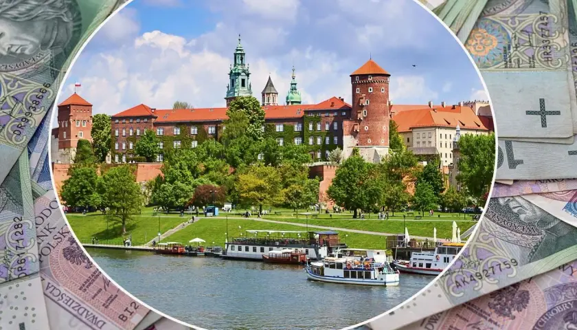 Zamek Królewski na Wawelu, symbol Krakowa, w województwie małopolskim. W tle polskie banknoty.