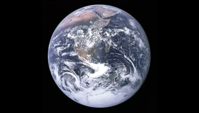 Widok Ziemi z kosmosu. Kontynenty Afryki i Antarktydy są widoczne wśród chmur i oceanów. Tak wygląda nasza planeta.