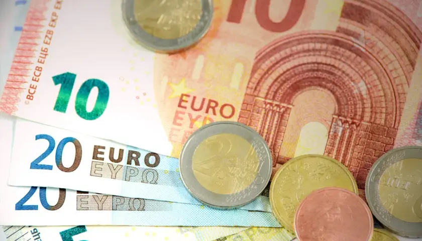 Banknoty 10, 20 i 5 euro oraz monety euro, czyli waluta w Portugalii.