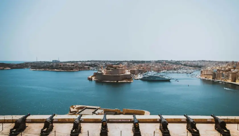 Malta wyspa, do której należy ta malownicza panorama z armatami, fortecą i luksusowymi jachtami, to perła Morza Śródziemnego.