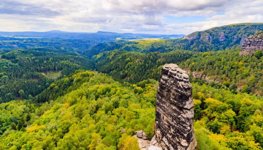 Malowniczy krajobraz Czech z dominującą skalną formacją. Wśród zielonych lasów i wzgórz kryją się ciekawe ciekawostki o Czechach.