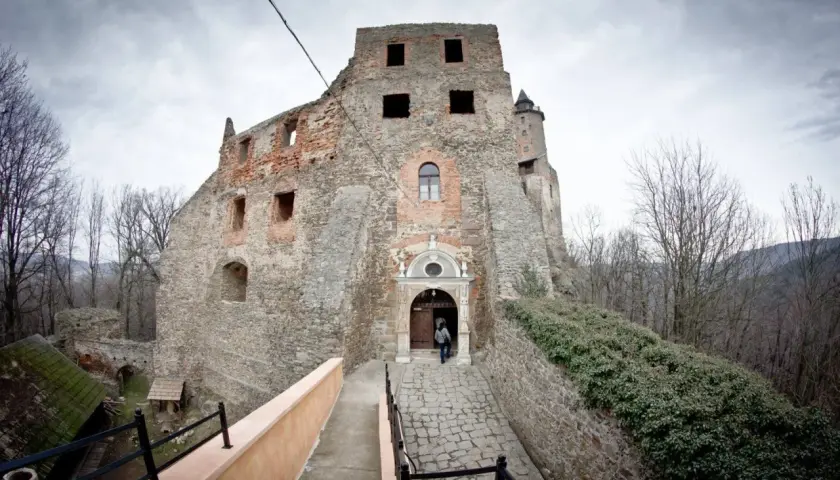 Zamek Grodno i Jezioro Bystrzyckie - odkryj ich fascynującą historię