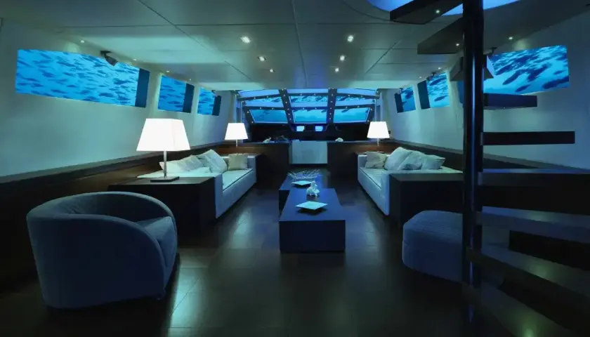 Luksusowy salon z widokiem na podwodny świat. To wnętrze, jak z najdroższego hotelu na świecie, zachwyca panoramicznymi oknami ukazującymi życie morskie.