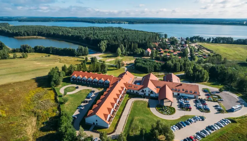 Hotele SPA na Mazurach – jak znaleźć miejsce, które łączy relaks, komfort i atrakcje dla bliskich