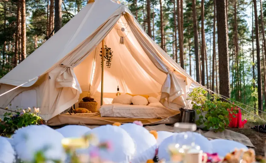 Glamping - co to, ile kosztuje i jak wybrać idealny?