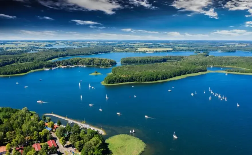 Gdzie leżą Mazury? Odkryj piękno tej malowniczej krainy w Polsce