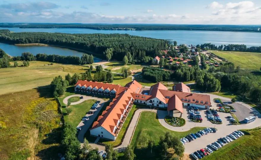 Hotele SPA na Mazurach – jak znaleźć miejsce, które łączy relaks, komfort i atrakcje dla bliskich