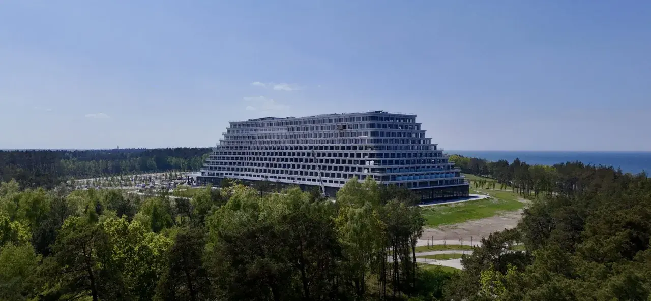 Nowy hotel Gołębiewski w Pobierowie, z tarasami schodzącymi ku morzu, w otoczeniu lasu. Kiedy otwarcie?