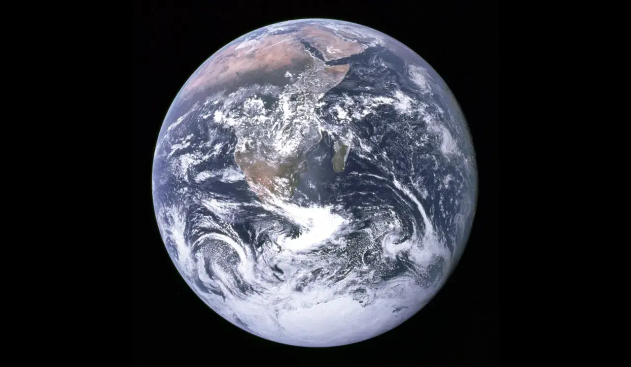 Widok Ziemi z kosmosu. Kontynenty Afryki i Antarktydy są widoczne wśród chmur i oceanów. Tak wygląda nasza planeta.