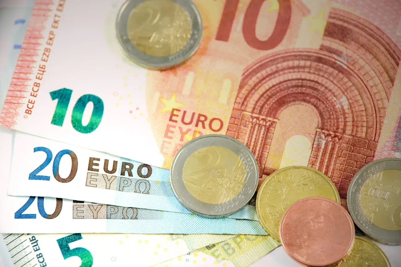 Banknoty 10, 20 i 5 euro oraz monety euro, czyli waluta w Portugalii.