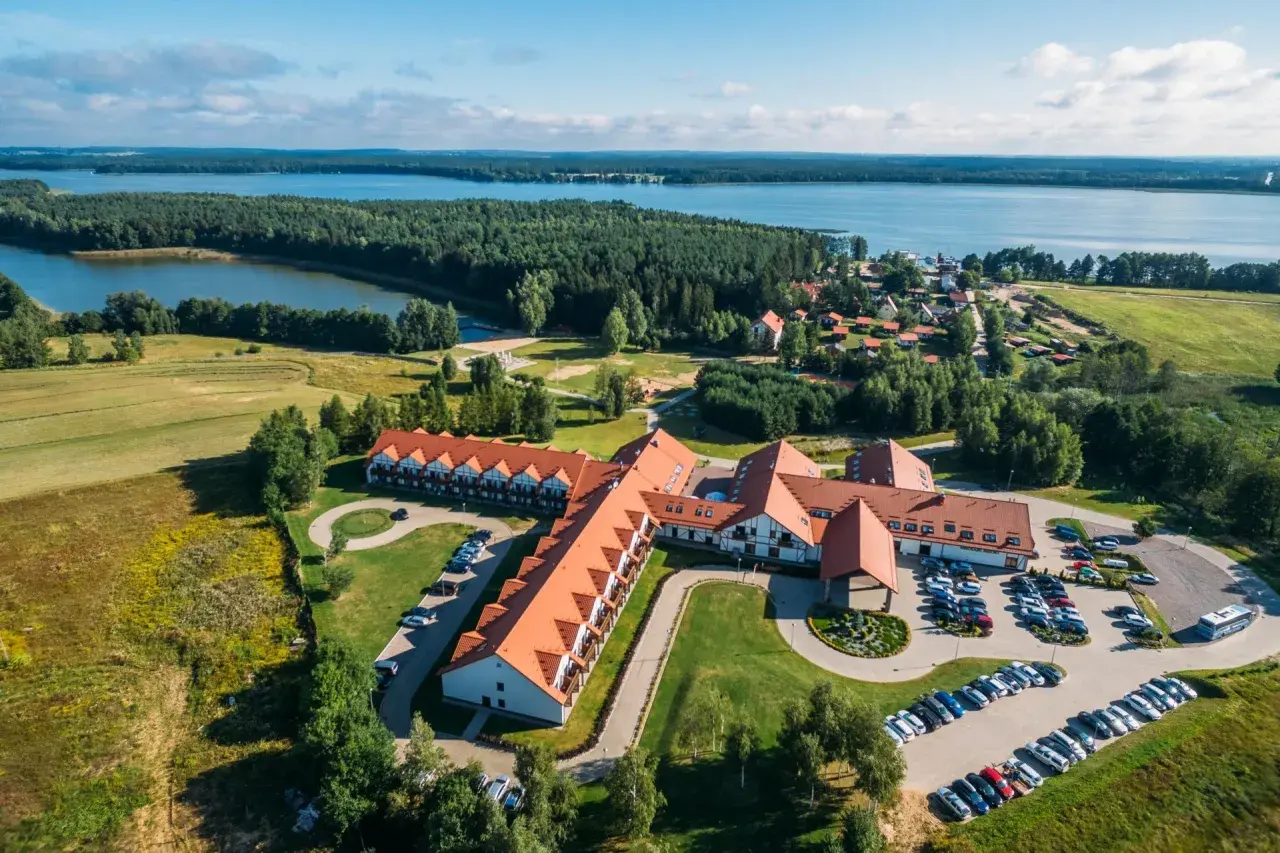 Hotele SPA na Mazurach – jak znaleźć miejsce, które łączy relaks, komfort i atrakcje dla bliskich