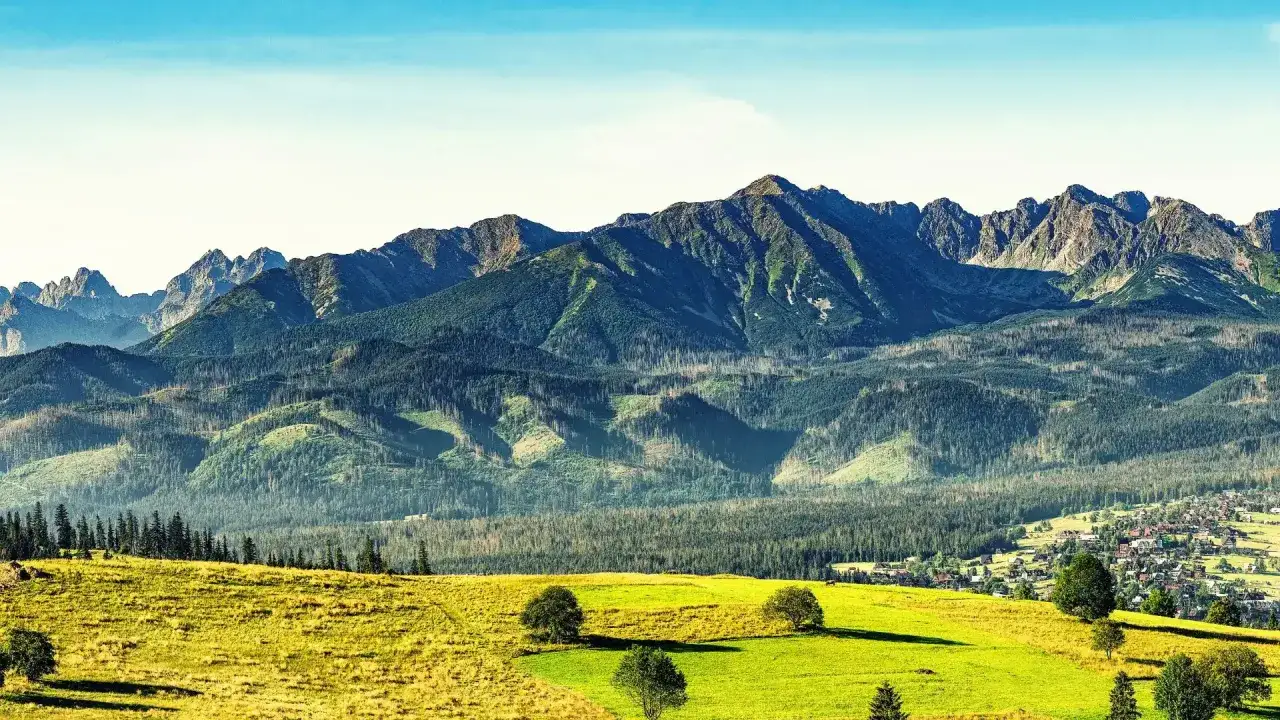 Malownicze Tatry z widokiem na Zakopane. To piękne województwo małopolskie, gdzie góry łączą się z zielonymi dolinami.