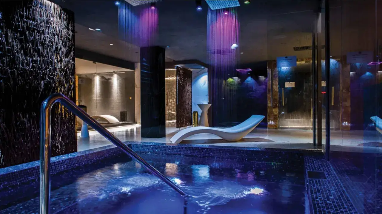 Luksusowy hotel 5 gwiazdkowy nad morzem oferuje strefę spa z basenem, kolorowymi prysznicami i leżakami.