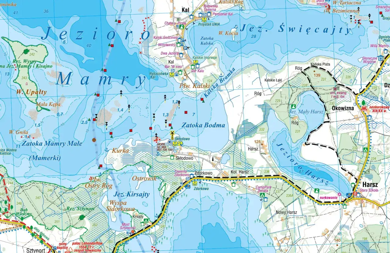 Mapa pokazuje fragment Mazur z licznymi jeziorami, w tym Mamry, Kirsajty, Bodma i Harsz.