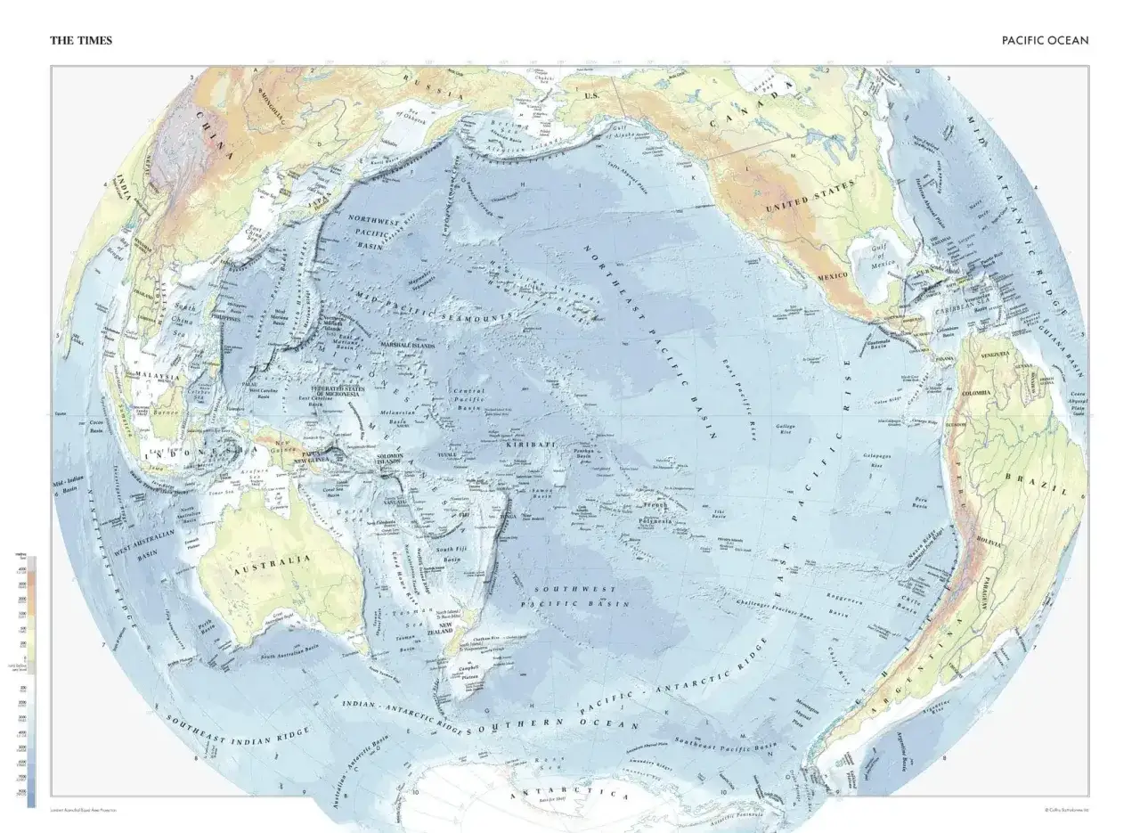 Mapa dna Pacyfiku, największego oceanu świata, z zaznaczonymi basenami, grzbietami i wyspami.