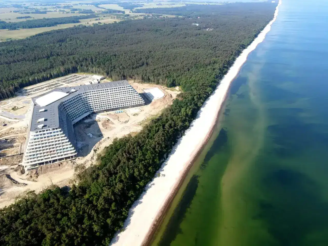 Nowy hotel Gołębiewski Pobierowo w budowie. Kiedy otwarcie? Zapowiada się imponująco nad Bałtykiem.