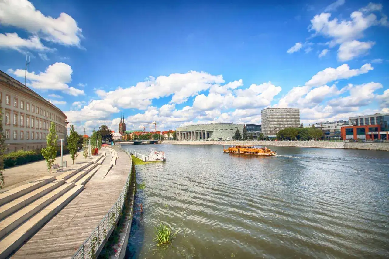 Wrocław, stolica województwa dolnośląskiego, z Odrą i statkami wycieczkowymi.
