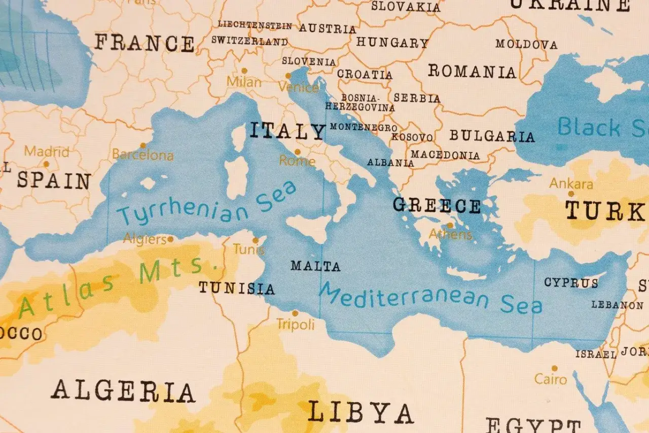Mapa Morza Śródziemnego. Gdzie leży Cypr? Na wschód od Grecji, na południe od Turcji, w sercu Morza Śródziemnego.